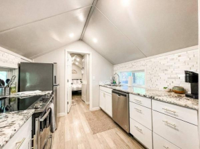 Cozy cottage in the heart of COS - pet friendly